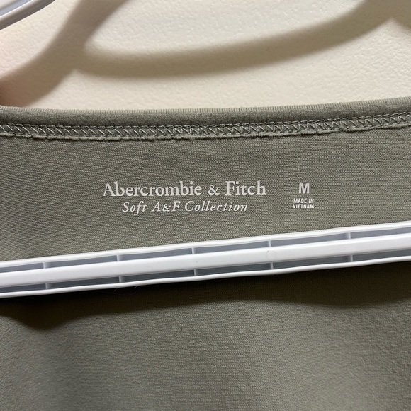 Abercrombie & Fitch, Women’s Long Sleeve Crop. Size Medium. Sage Green - Picture 2 of 3